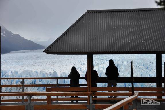 Turistas observam o glaciar Perito Moreno, no parque Nacional Los Glaciares, região de El Calafate, no sul da Argentina